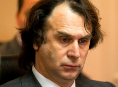 Не по сенатору шапка. Сергей Лисовский хочет обнулиться на очередной срок, несмотря на дело об убийстве?