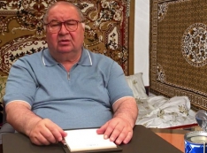 Усманова накрыло Крыловым. Секретная картотека главного схемщика в окружении миллиардера оперативно выкуплена из паблика