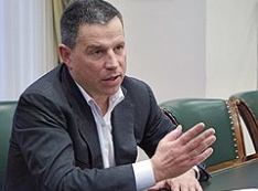 Оскандалившийся мэр Первоуральска не сдается: против его оппонента – олигарха Андрея Комарова – распространяется «заказуха» в СМИ