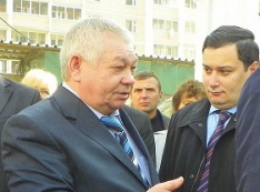 Депутат-девелопер Владимир Коньков играет в наперстки с обманутыми дольщиками